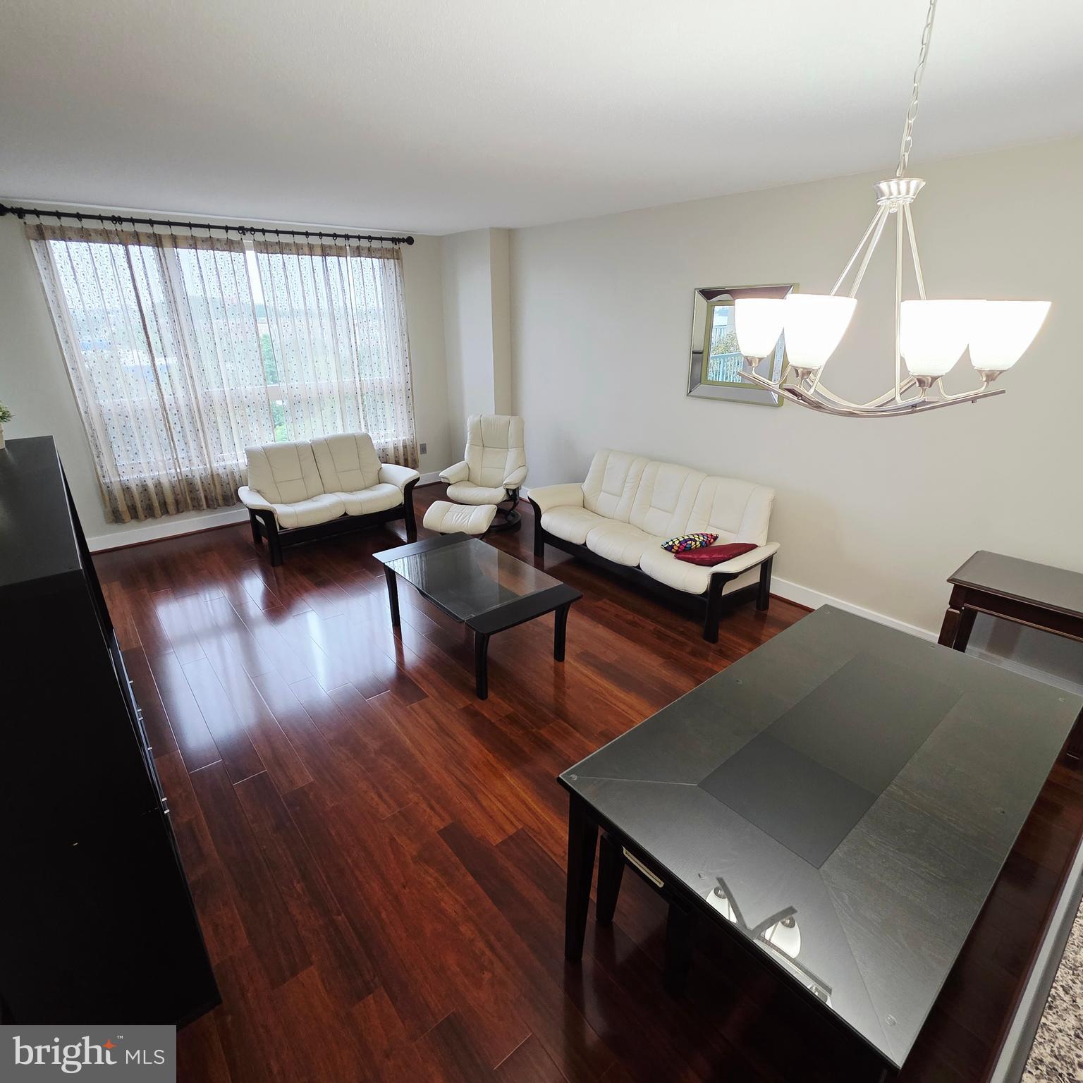 QUEEN VILLAGE - Residential