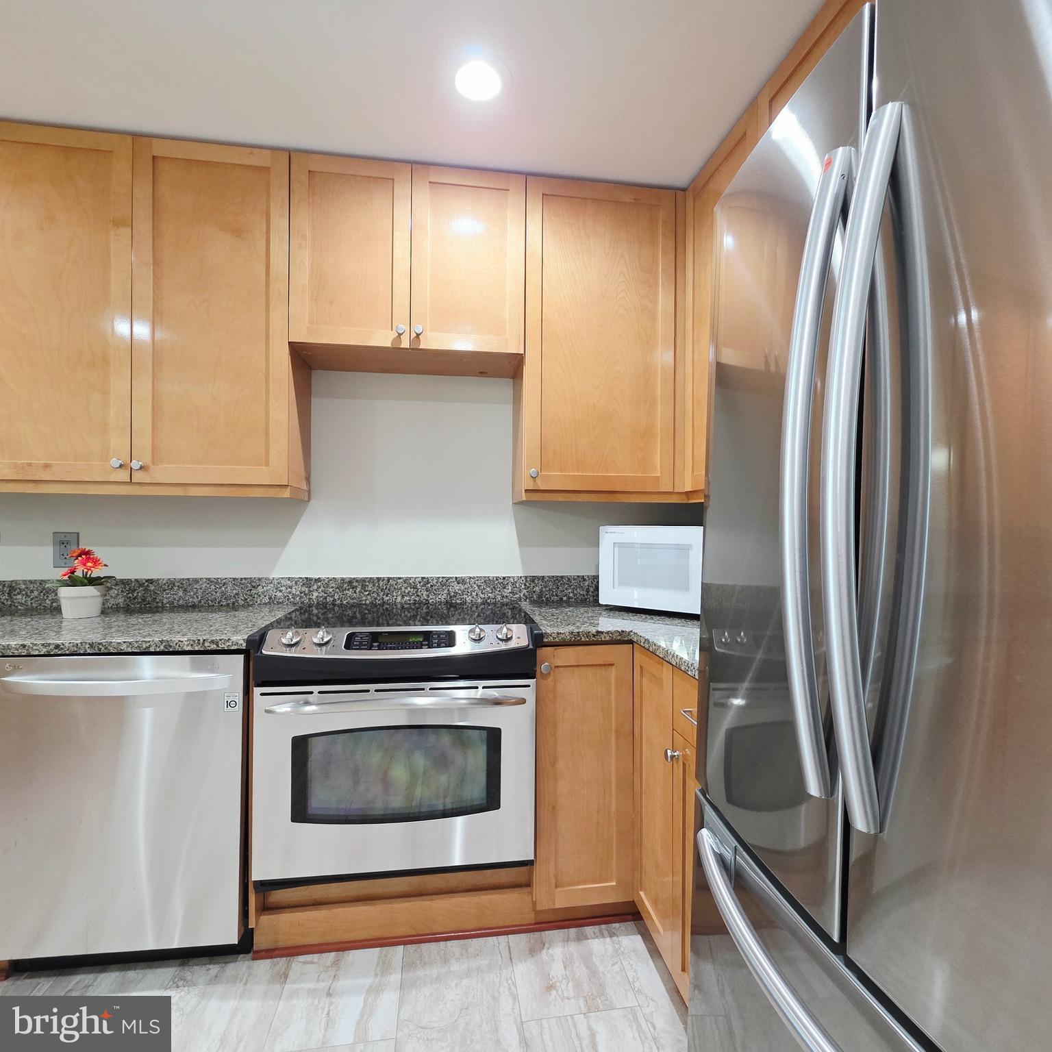 QUEEN VILLAGE - Residential