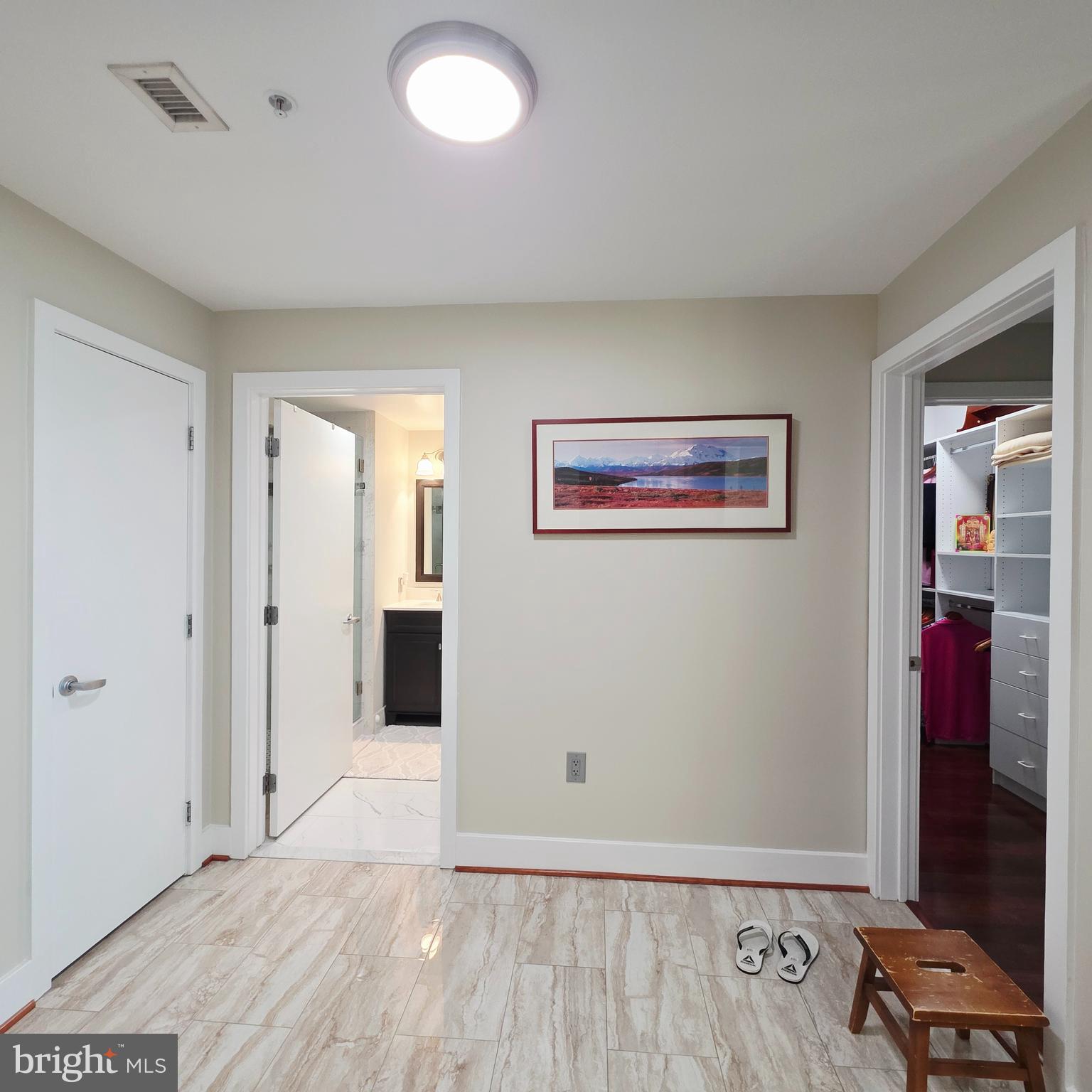 QUEEN VILLAGE - Residential