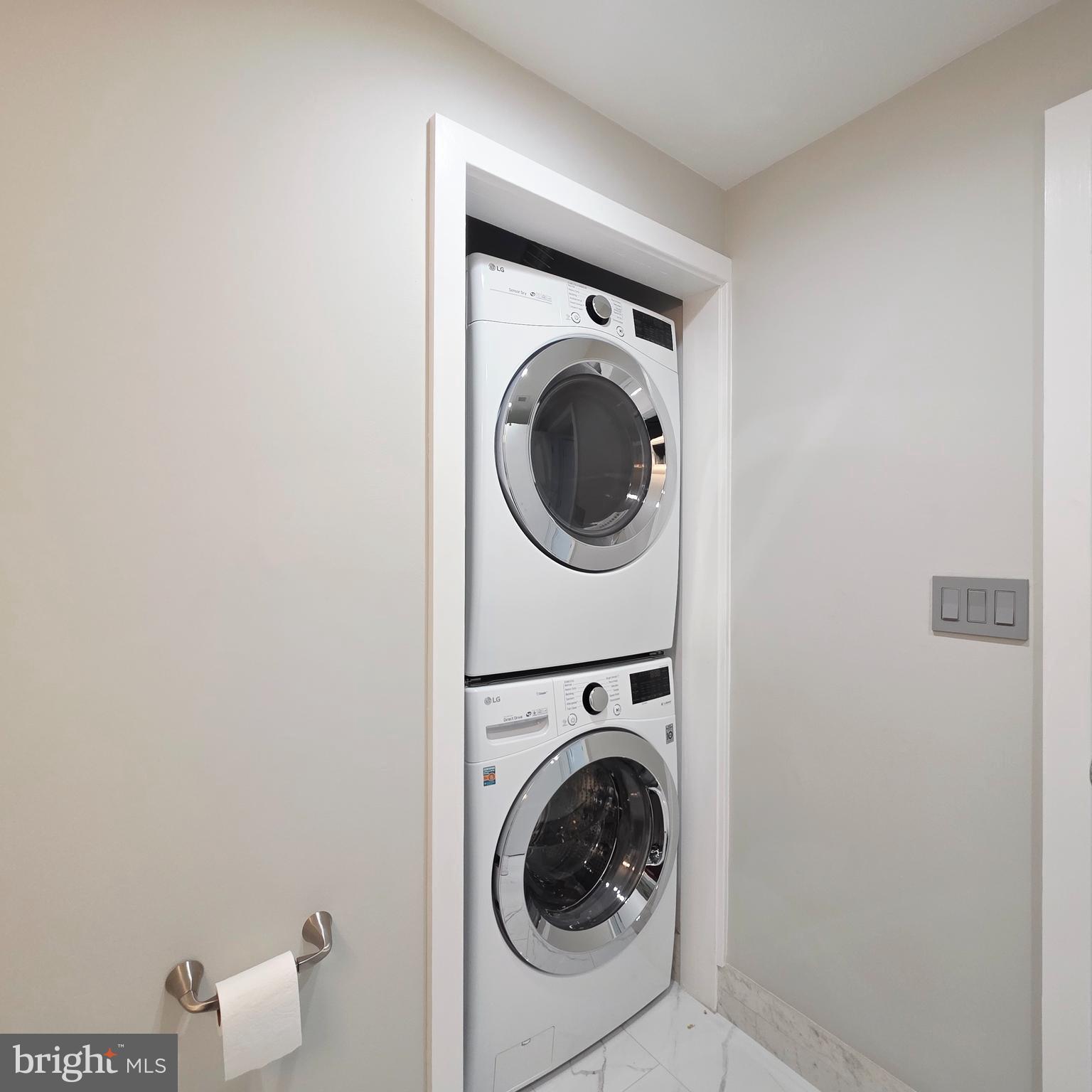 QUEEN VILLAGE - Residential