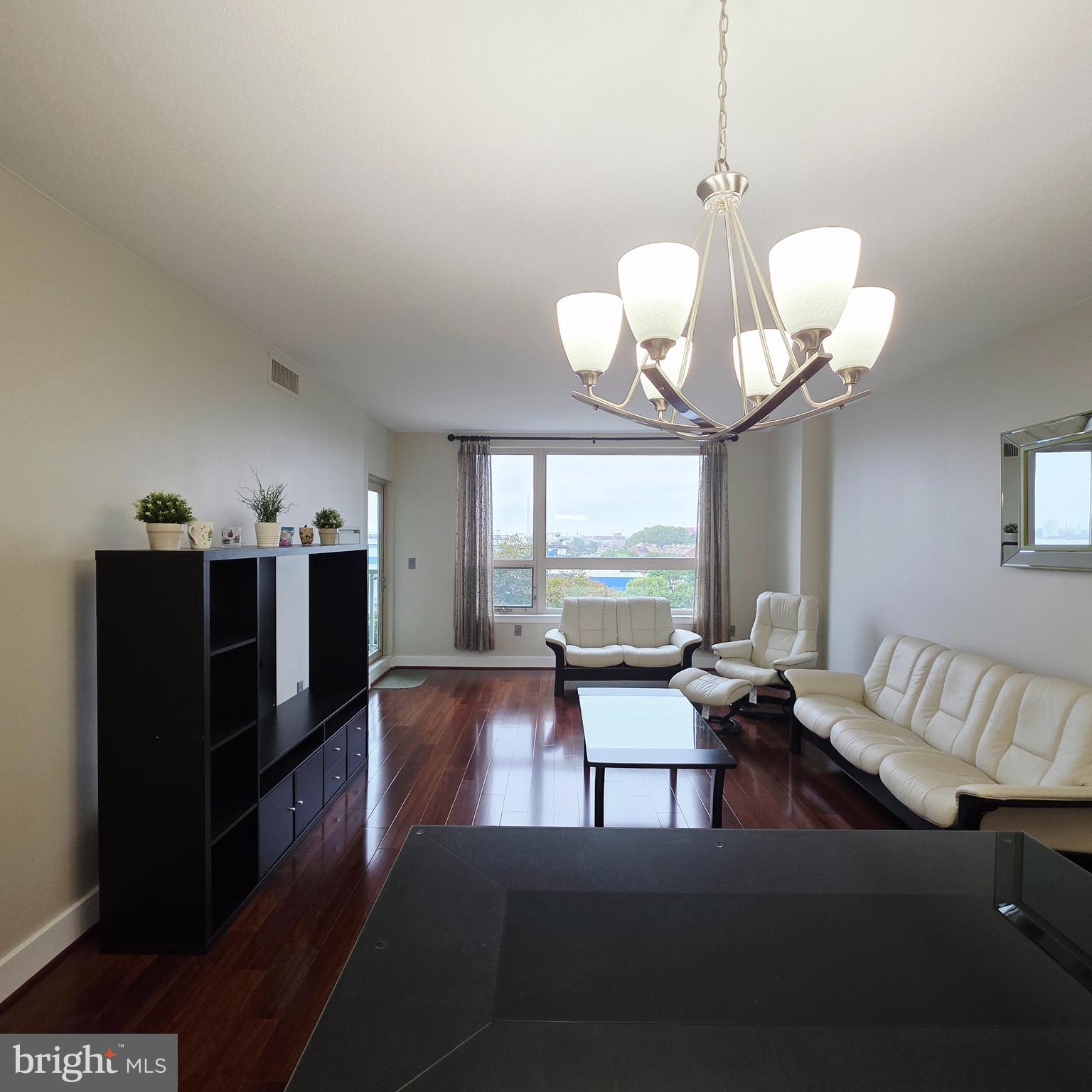 QUEEN VILLAGE - Residential