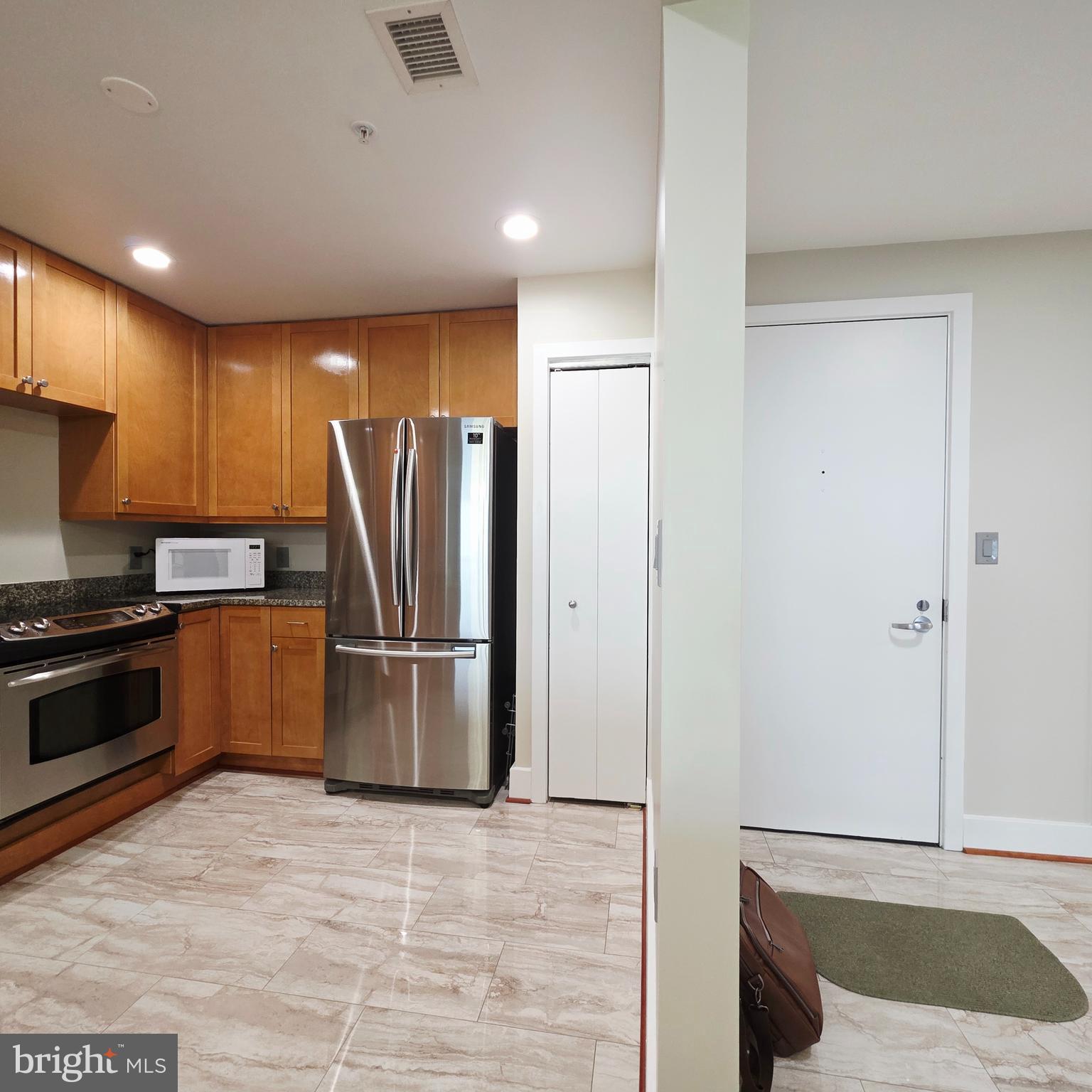 QUEEN VILLAGE - Residential