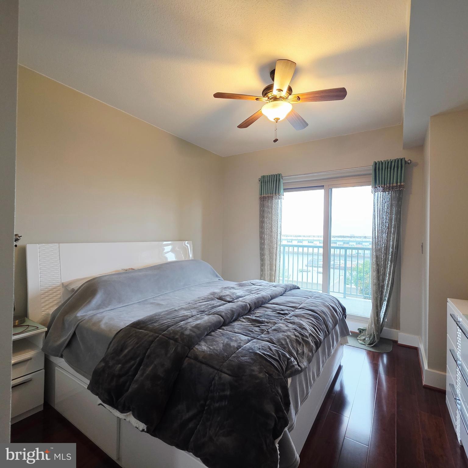 QUEEN VILLAGE - Residential