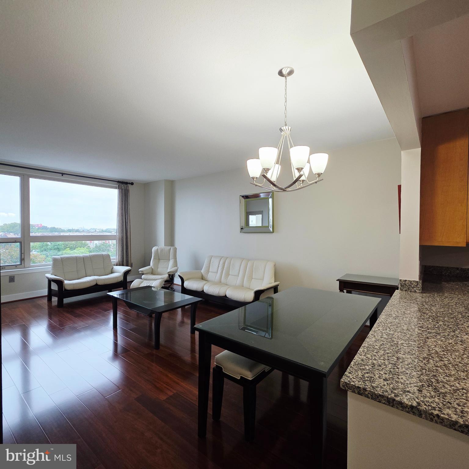 QUEEN VILLAGE - Residential