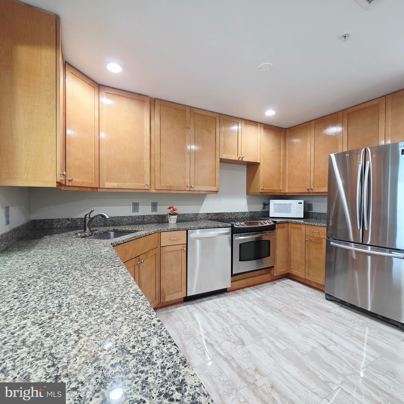 QUEEN VILLAGE - Residential