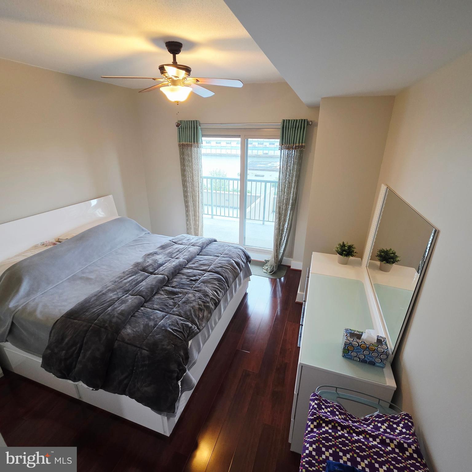 QUEEN VILLAGE - Residential