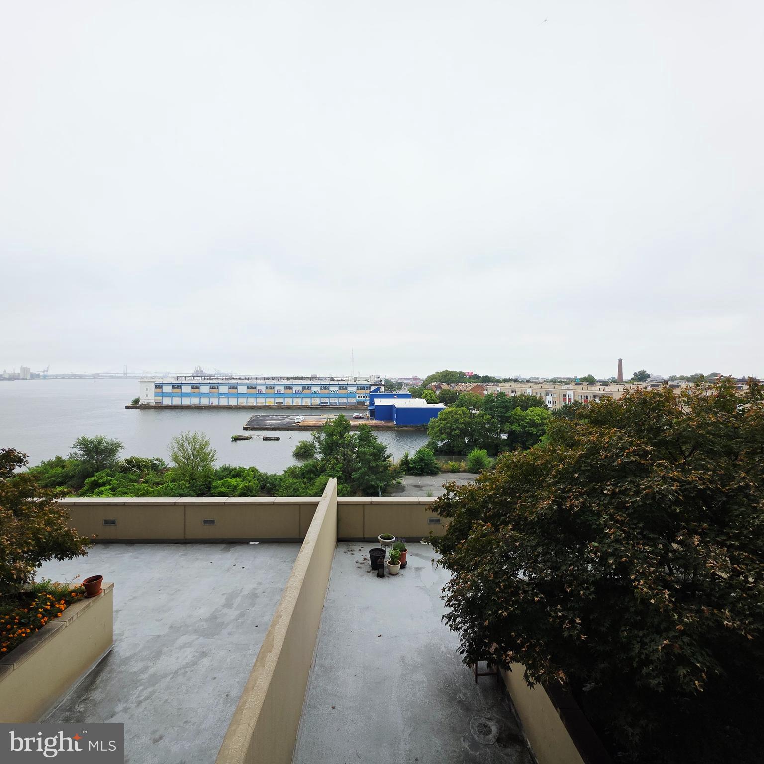 QUEEN VILLAGE - Residential