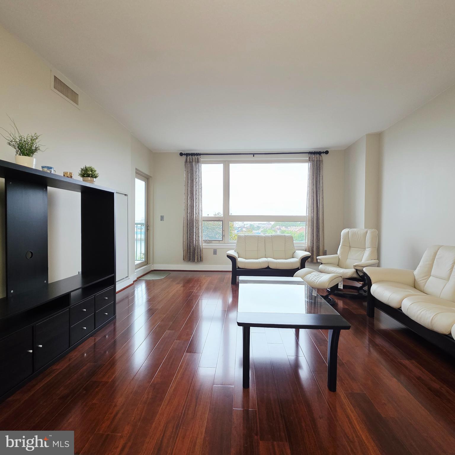 QUEEN VILLAGE - Residential