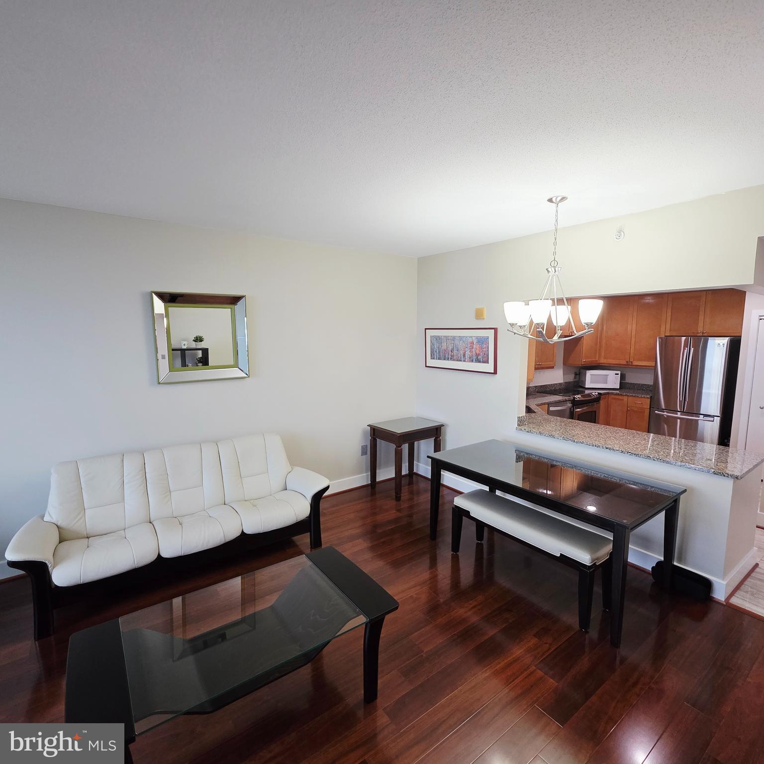 QUEEN VILLAGE - Residential