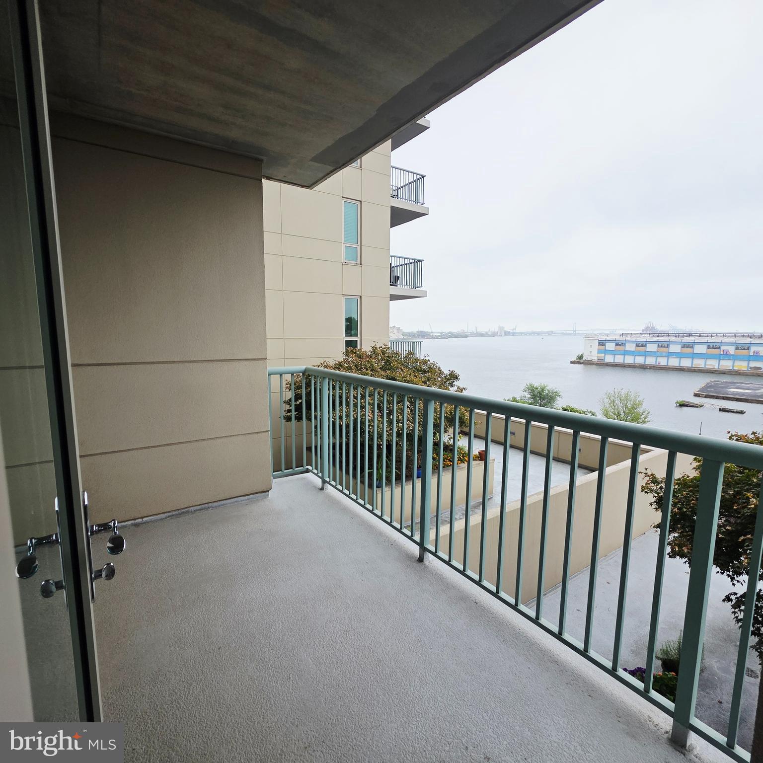 QUEEN VILLAGE - Residential