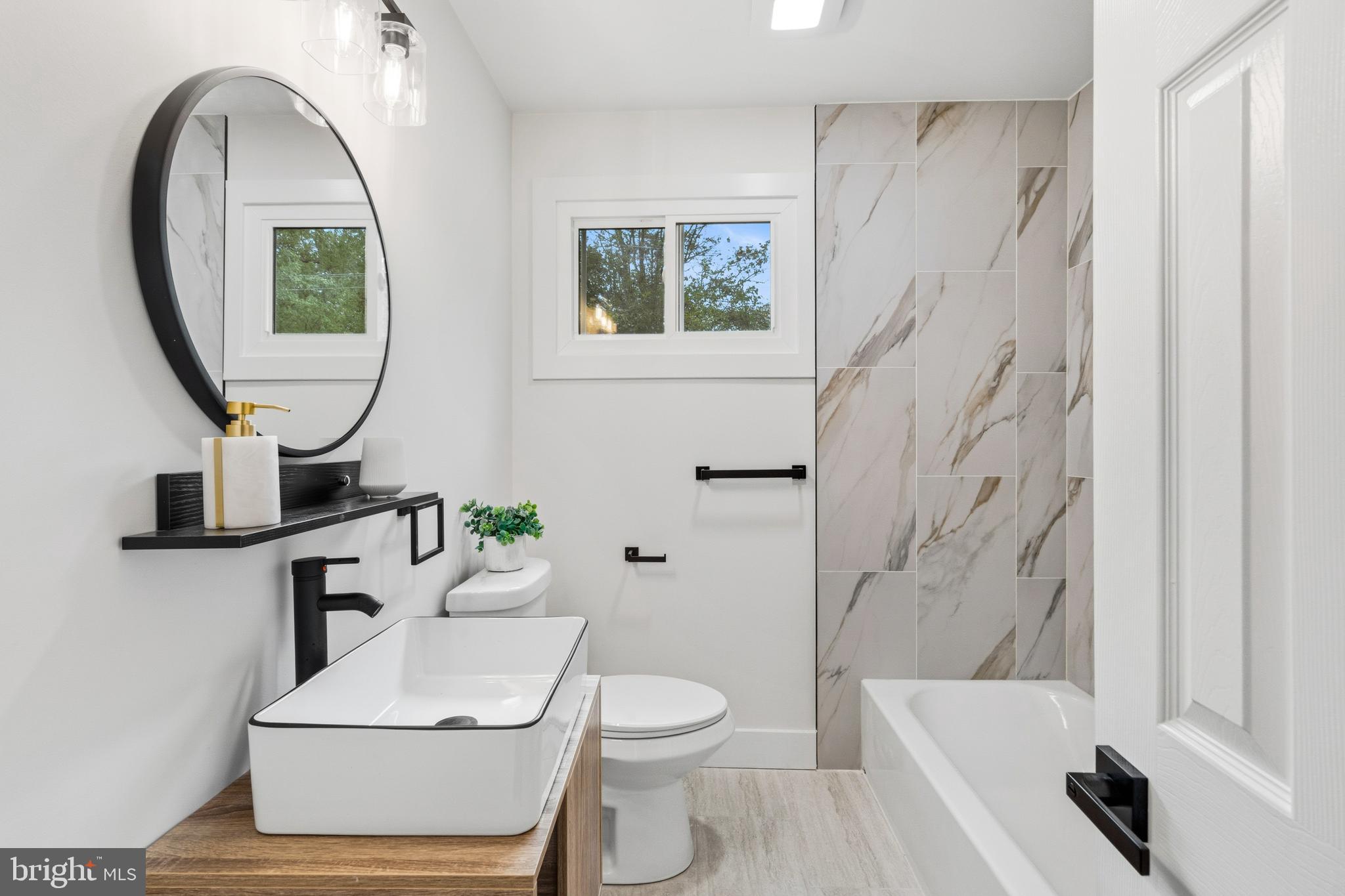 DELMONT MANOR - Residential