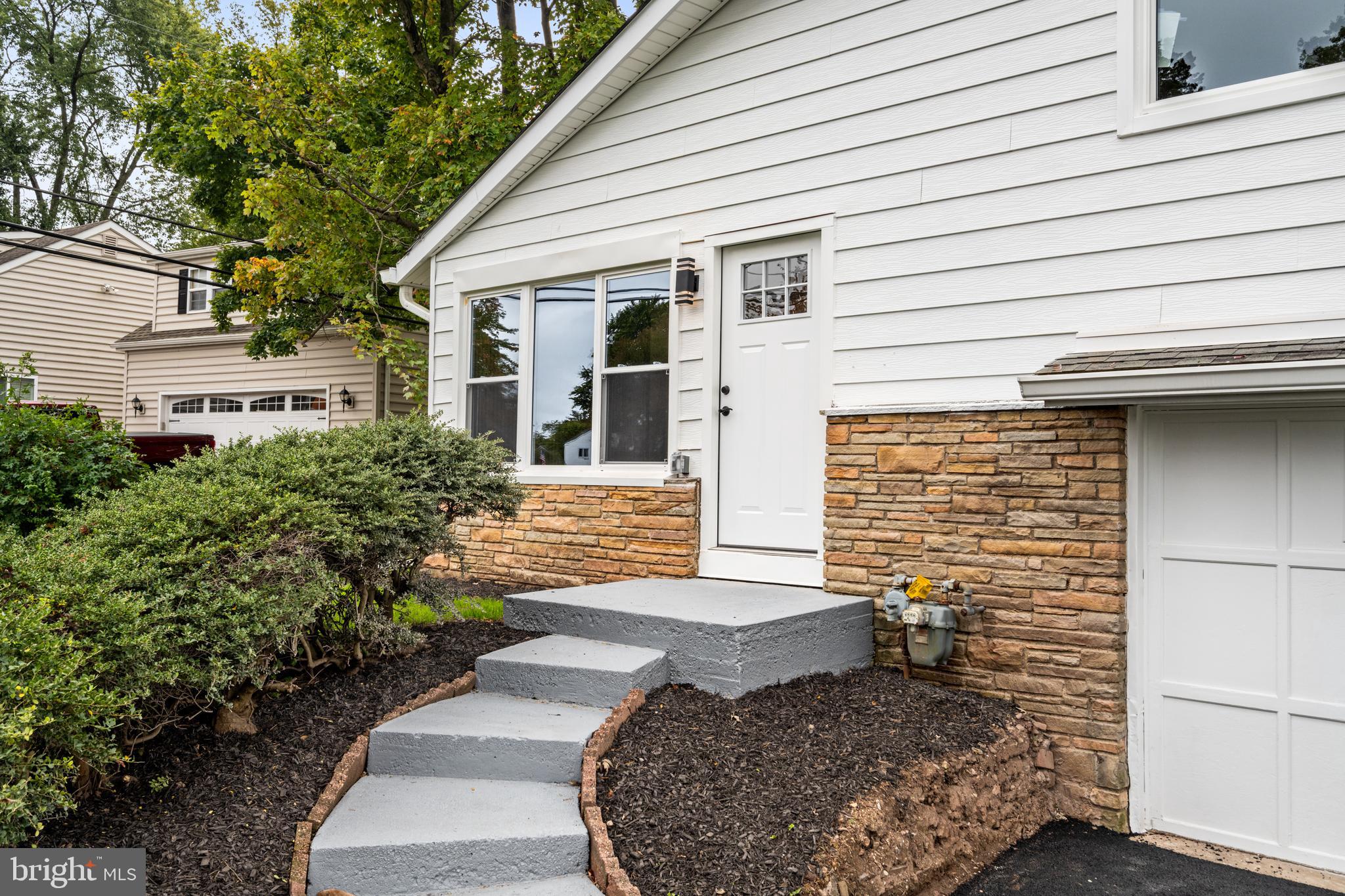 DELMONT MANOR - Residential