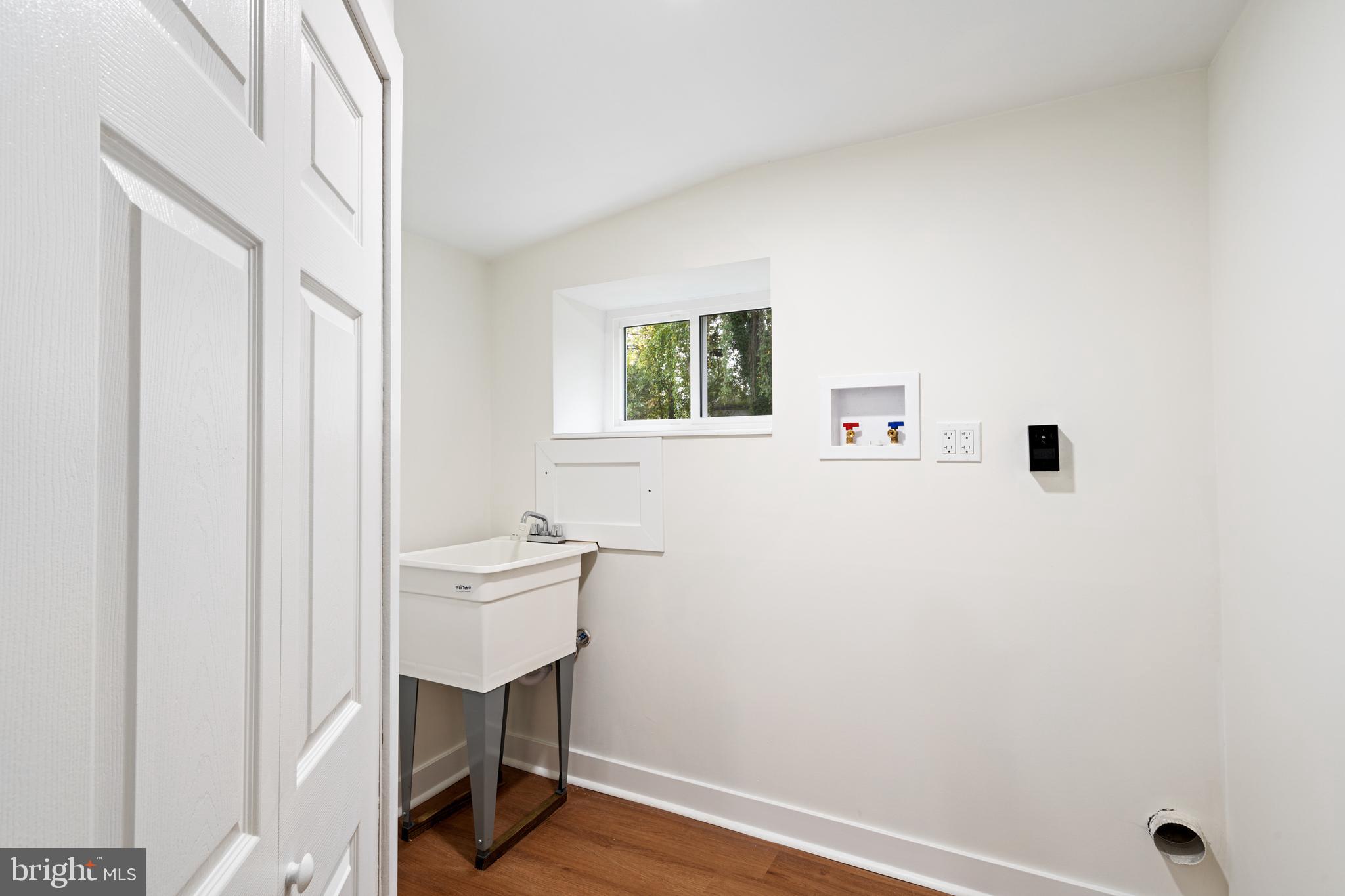 DELMONT MANOR - Residential