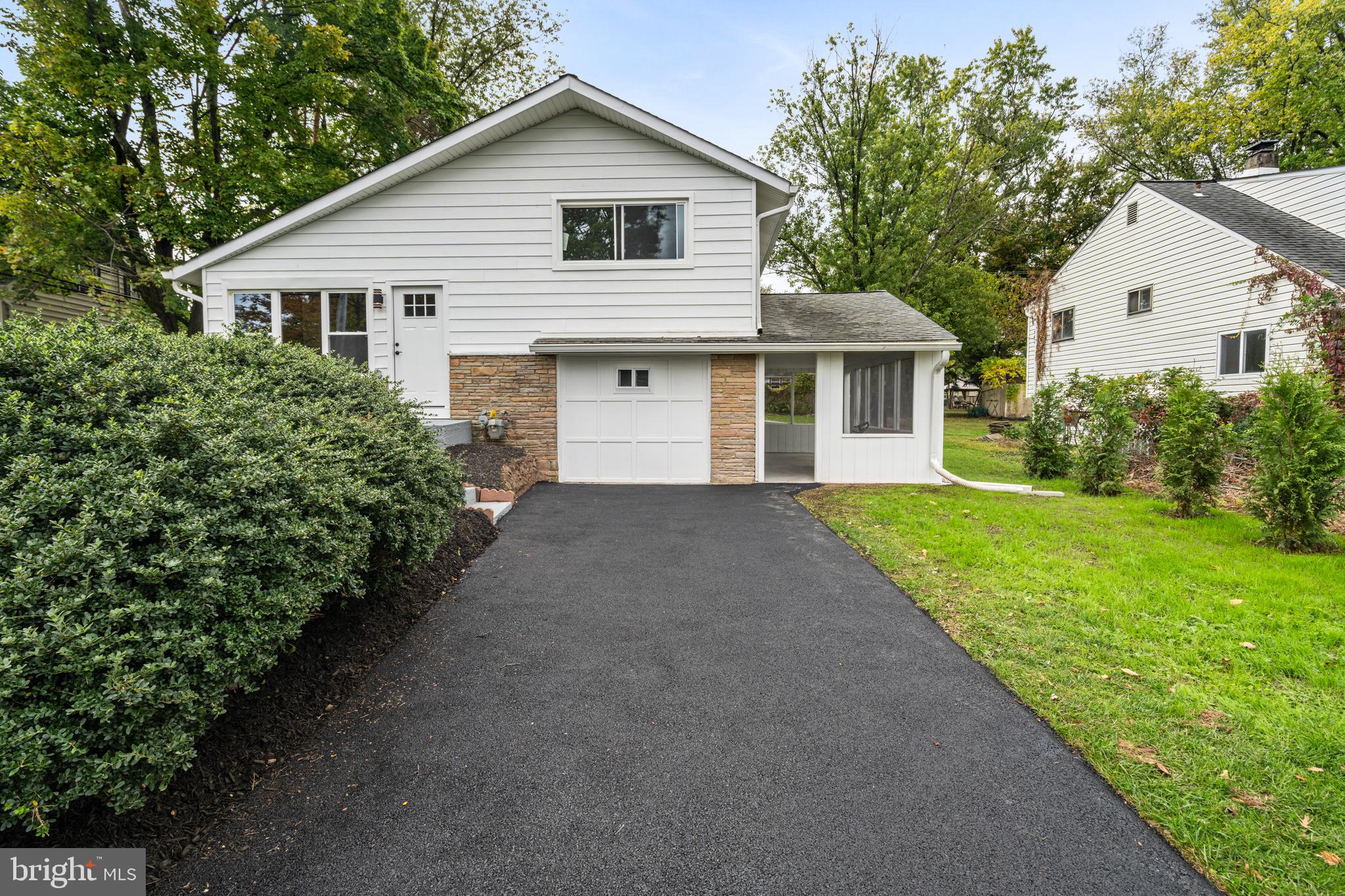 DELMONT MANOR - Residential