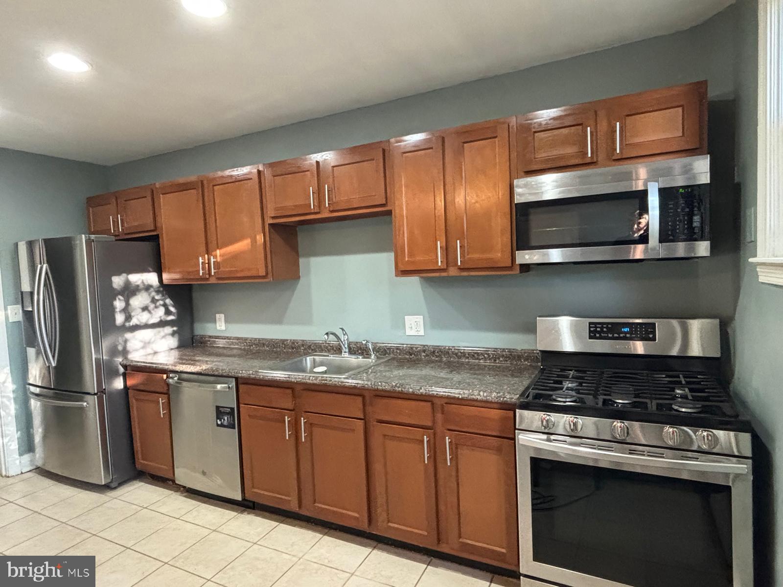 1428 N ELLWOOD AVENUE