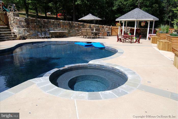 POSSUM HOLLOW FARM - Residential