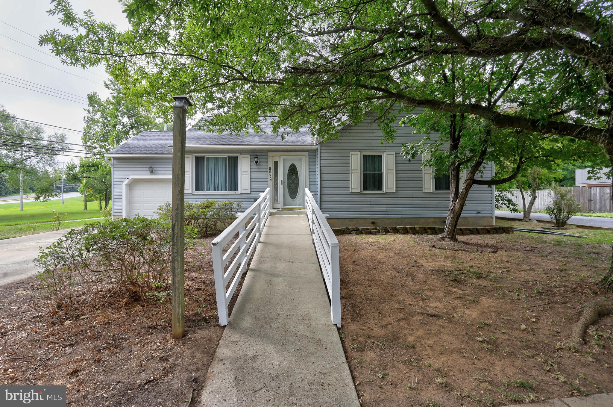 927 LAUREN WAY