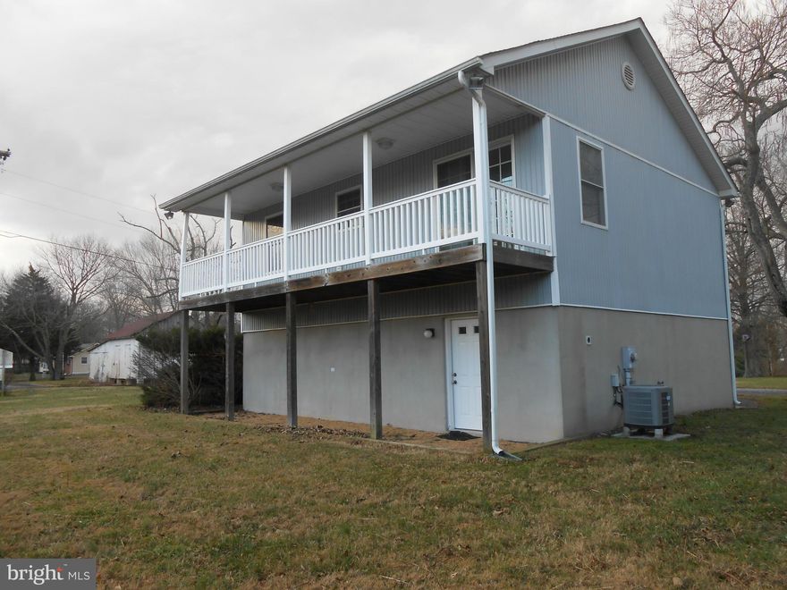 Cute  1 bedroom 1 full bath  and a 2 car + garage  home in downtown Hollywood. Hardwood floors, open floor plan and walking distance to the water.  Rent includes, water, sewer, trash and all grass cutting. Washer and dryer r included.  Pets are a case by case.  Nice rental!! Years lease no short term.