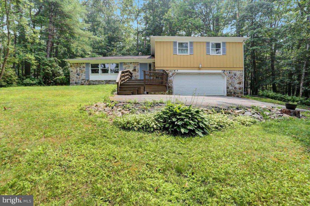 Breath taking Greene Knolls welcomes you!! This up to date bi-level has so much to offer! 3 large bedrooms, a gorgeous kitchen, privacy as you are surrounded by trees, the lower level offers sliding doors that walk out to the back patio and a cozy fireplace to top off the mountain setting. This isn't your average bi-level, so don't miss this opportunity for privacy, space, and value!
