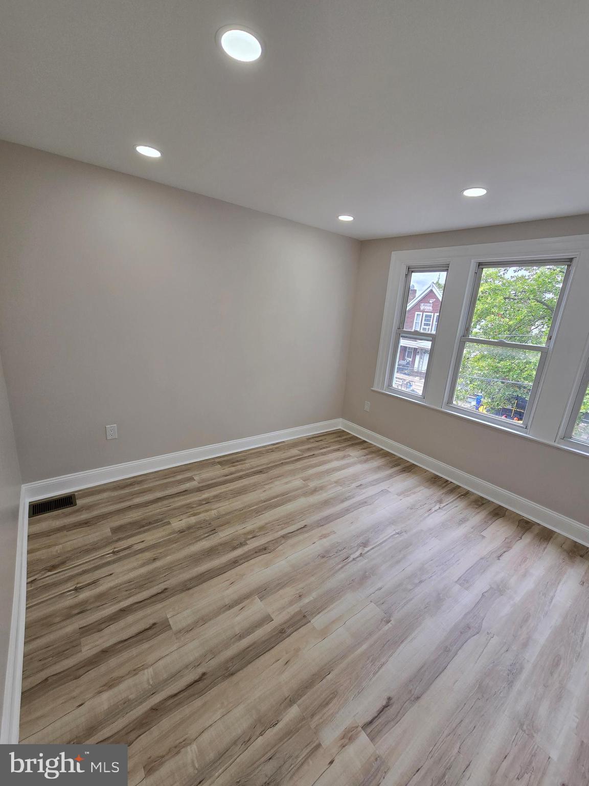 LAWNCREST - Residential