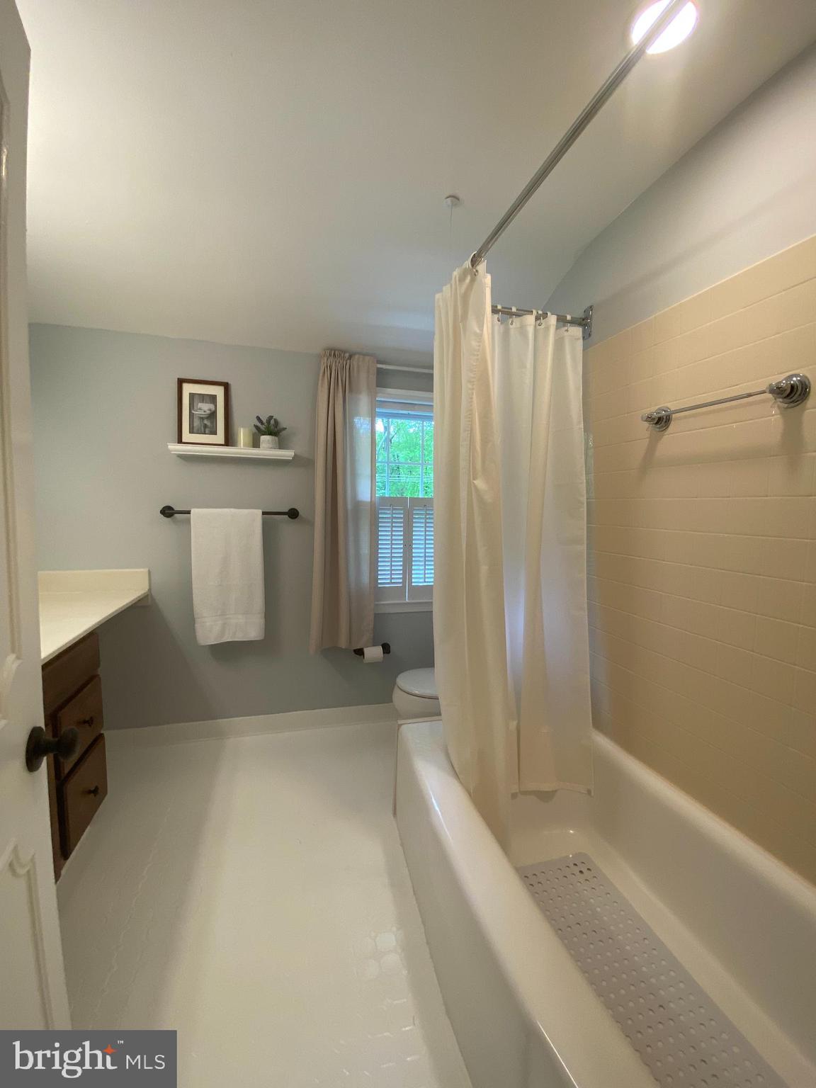 HILLSIDE MANOR - Residential