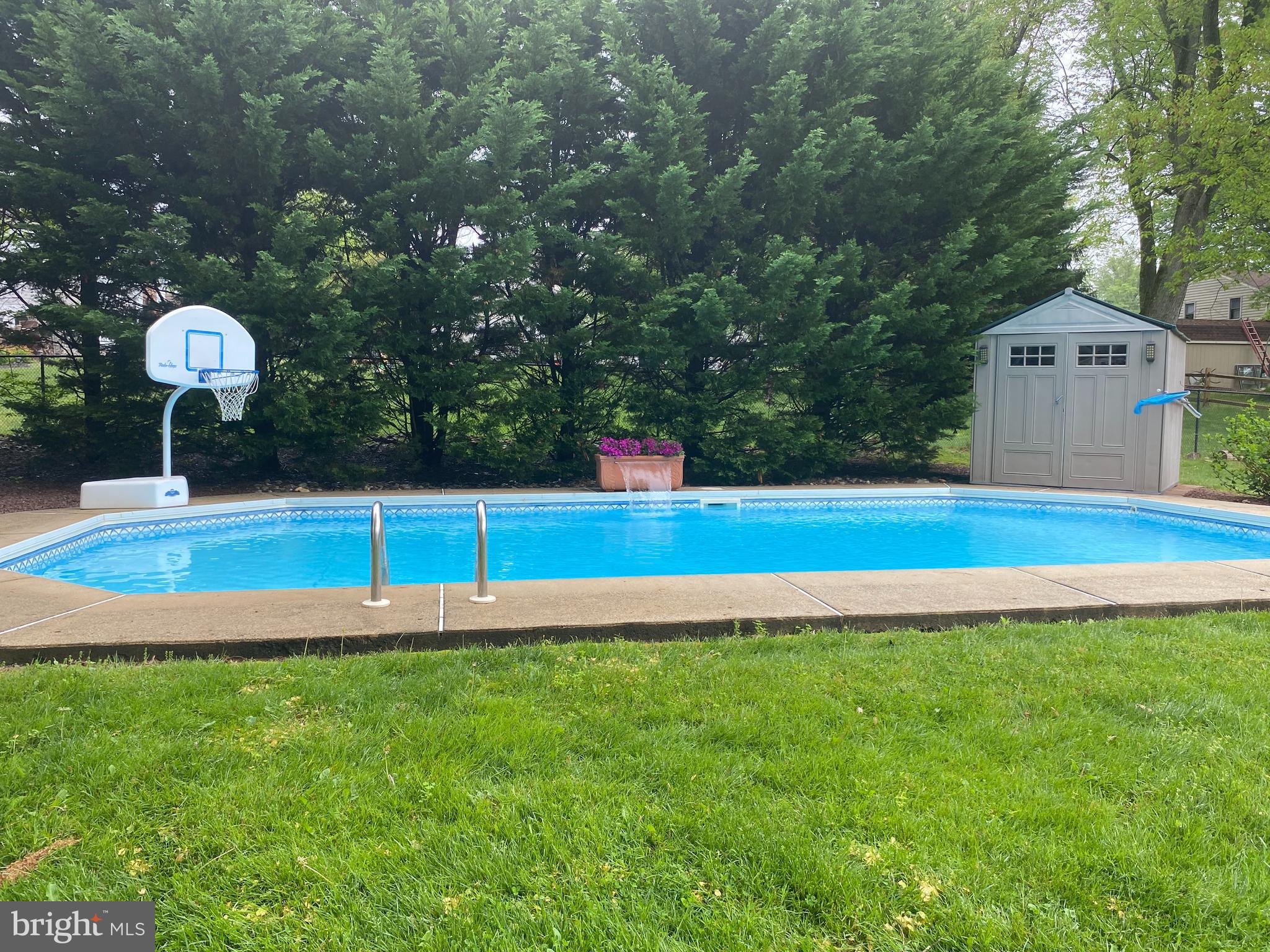 HILLSIDE MANOR - Residential