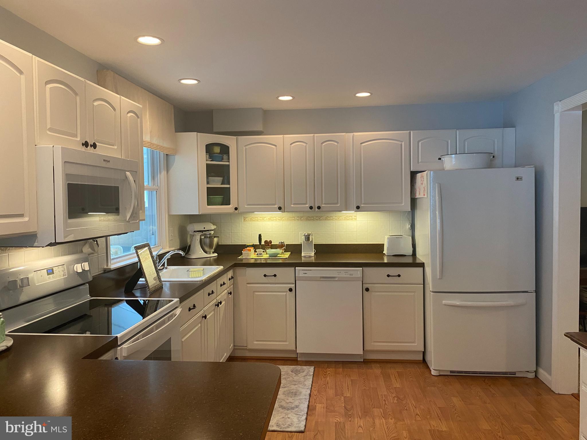 HILLSIDE MANOR - Residential