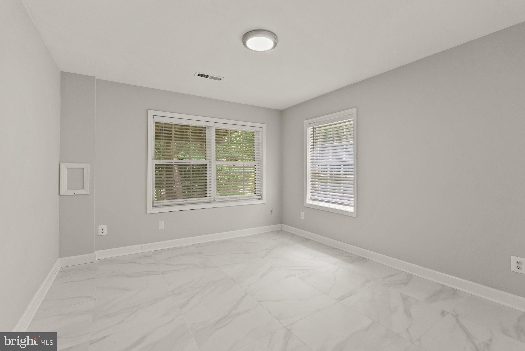 LANGLEY OAKS - Residential Lease