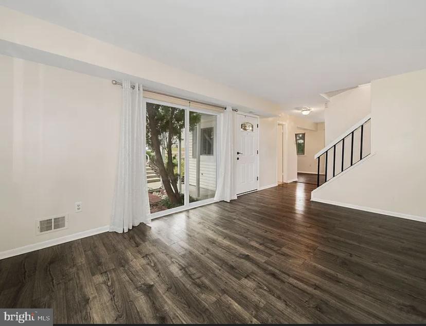 VILLAGE OF OAKLAND MILLS - Residential Lease