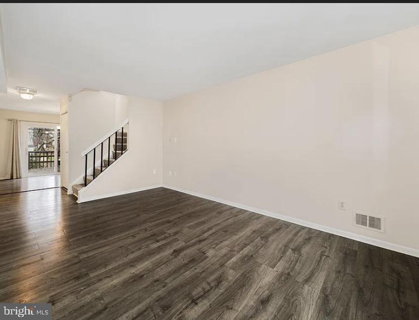 VILLAGE OF OAKLAND MILLS - Residential Lease