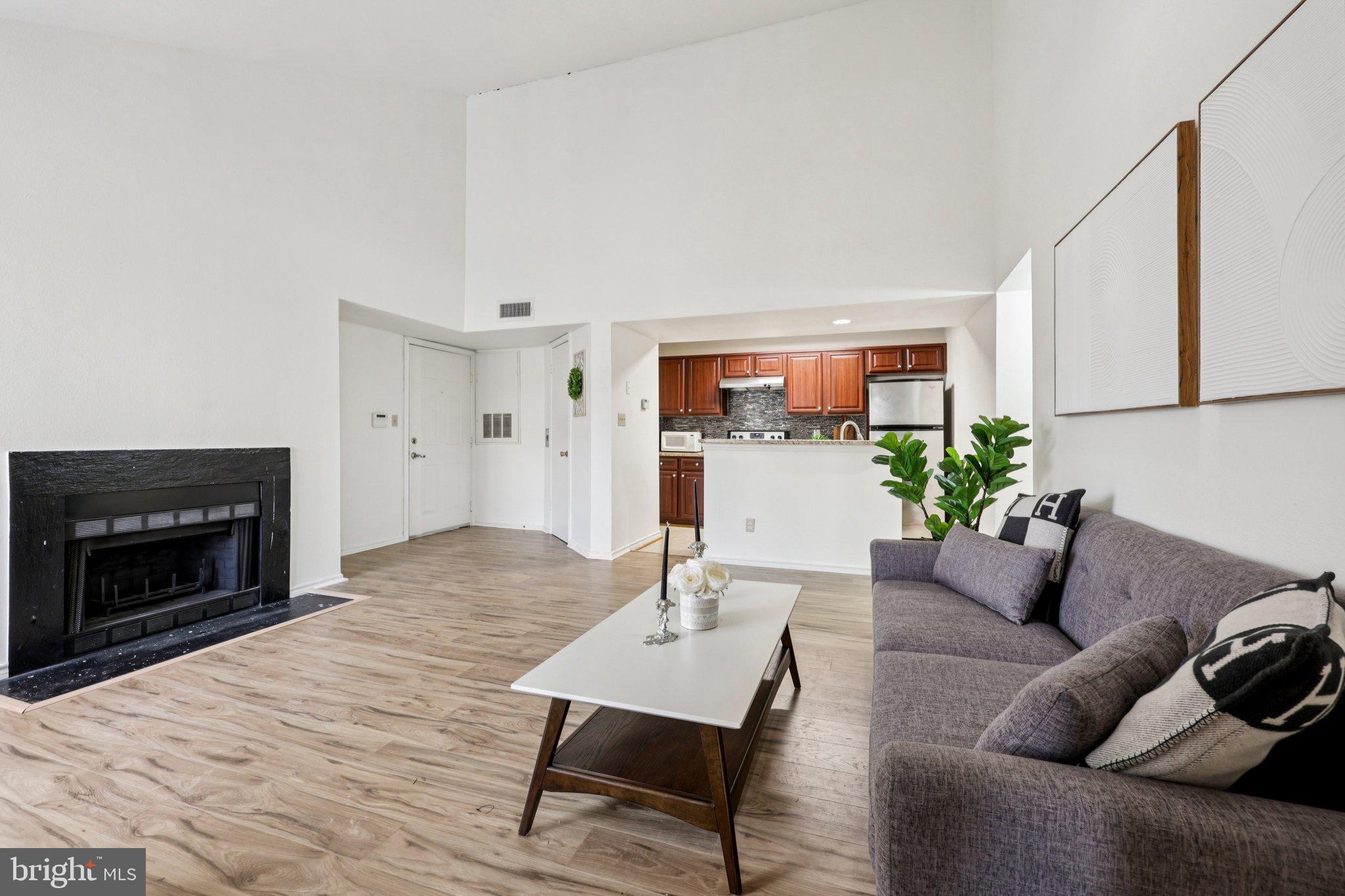 PENDERBROOK SQUARE CONDOMINIUMS - Residential