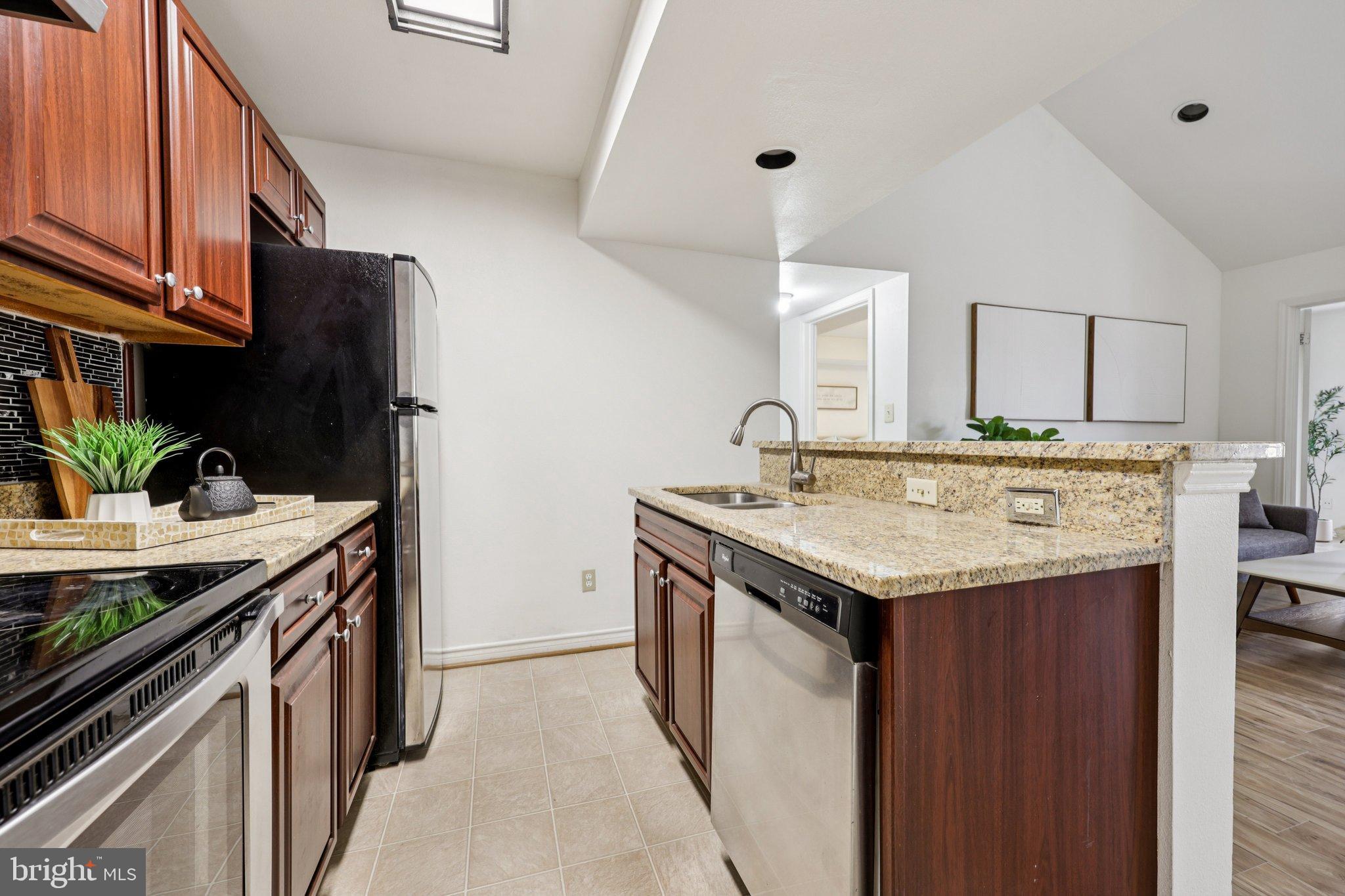 PENDERBROOK SQUARE CONDOMINIUMS - Residential