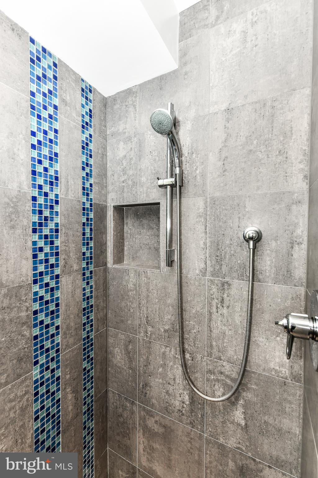 VIENNA WOODS - Residential Lease