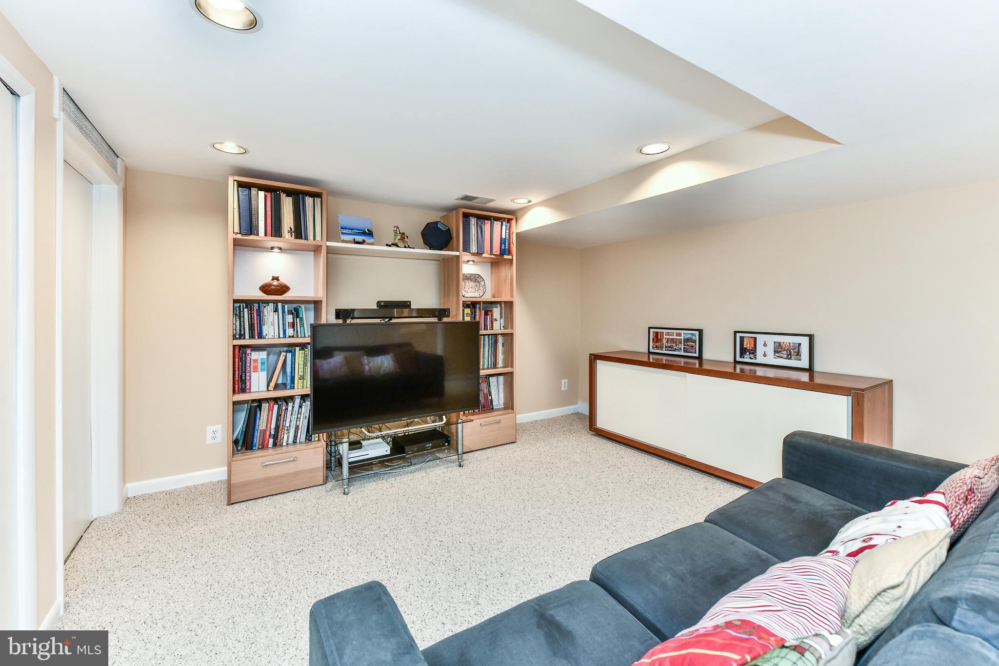 VIENNA WOODS - Residential Lease