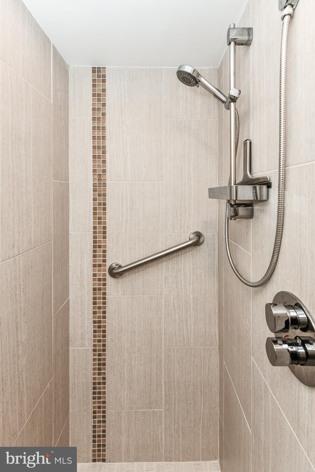 VIENNA WOODS - Residential Lease