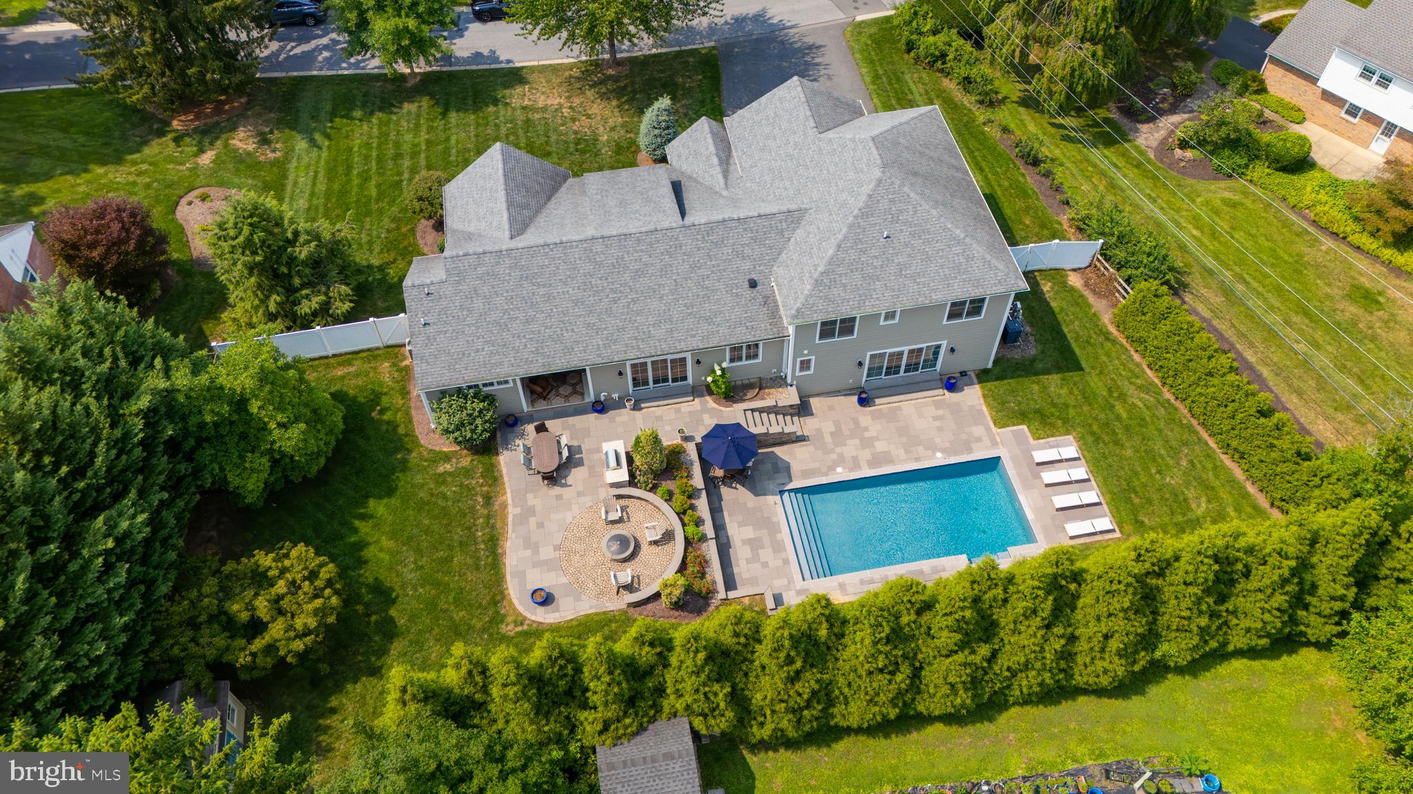 4 HUMMINGBIRD ROAD