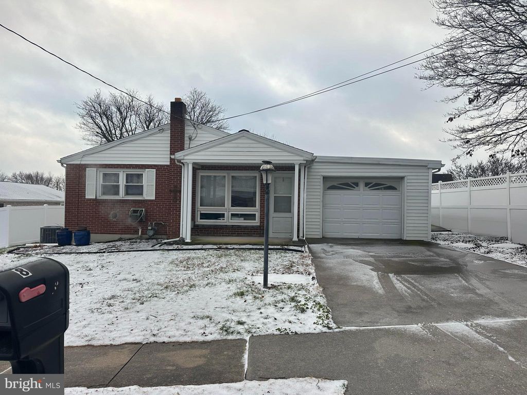 Photo of 8 Cedarlyn Drive, YORK, PA 17408 (MLS # PAYK2094394)