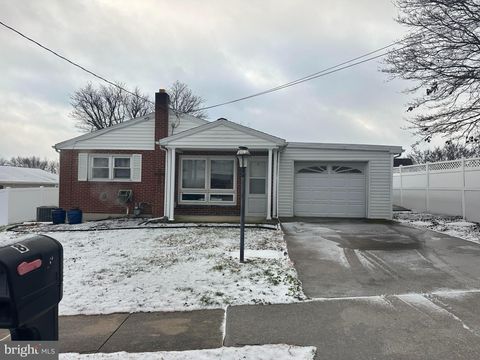 8 CEDARLYN DRIVE YORK PA 17408