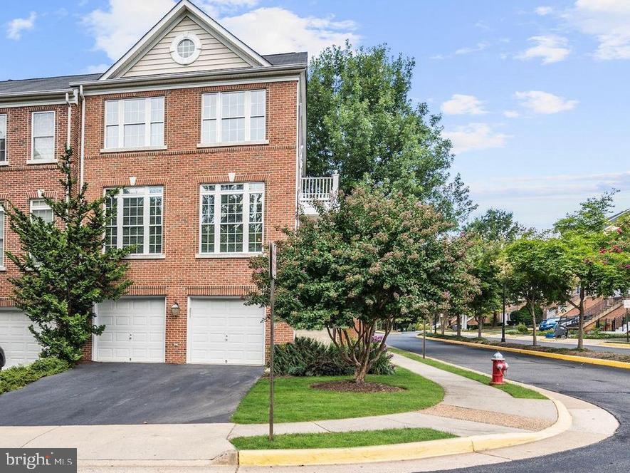 FAIRFAX CENTER LANDBAY - Residential Lease