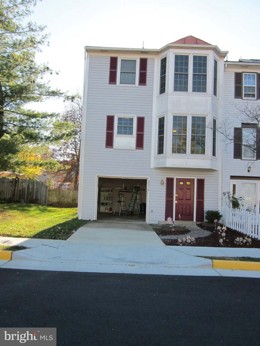 New carpet, new windows, corner unit, 1car-garage, bay window, open floor plan, kitchen with breakfast table, separate dinning room, walkout basement,