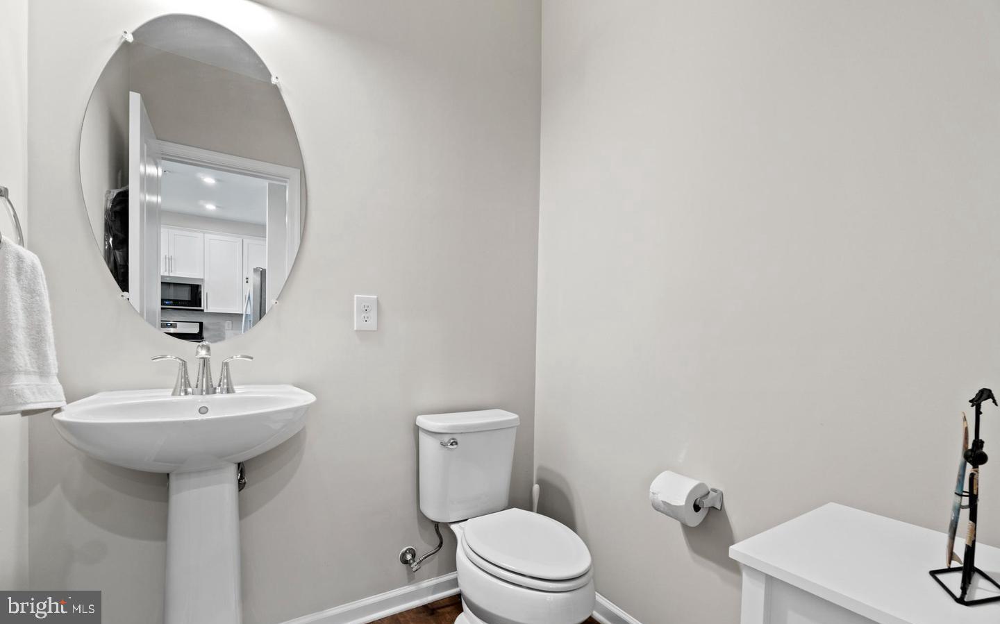 HAMPTON SQUARE CONDOMINIUMS - Residential Lease