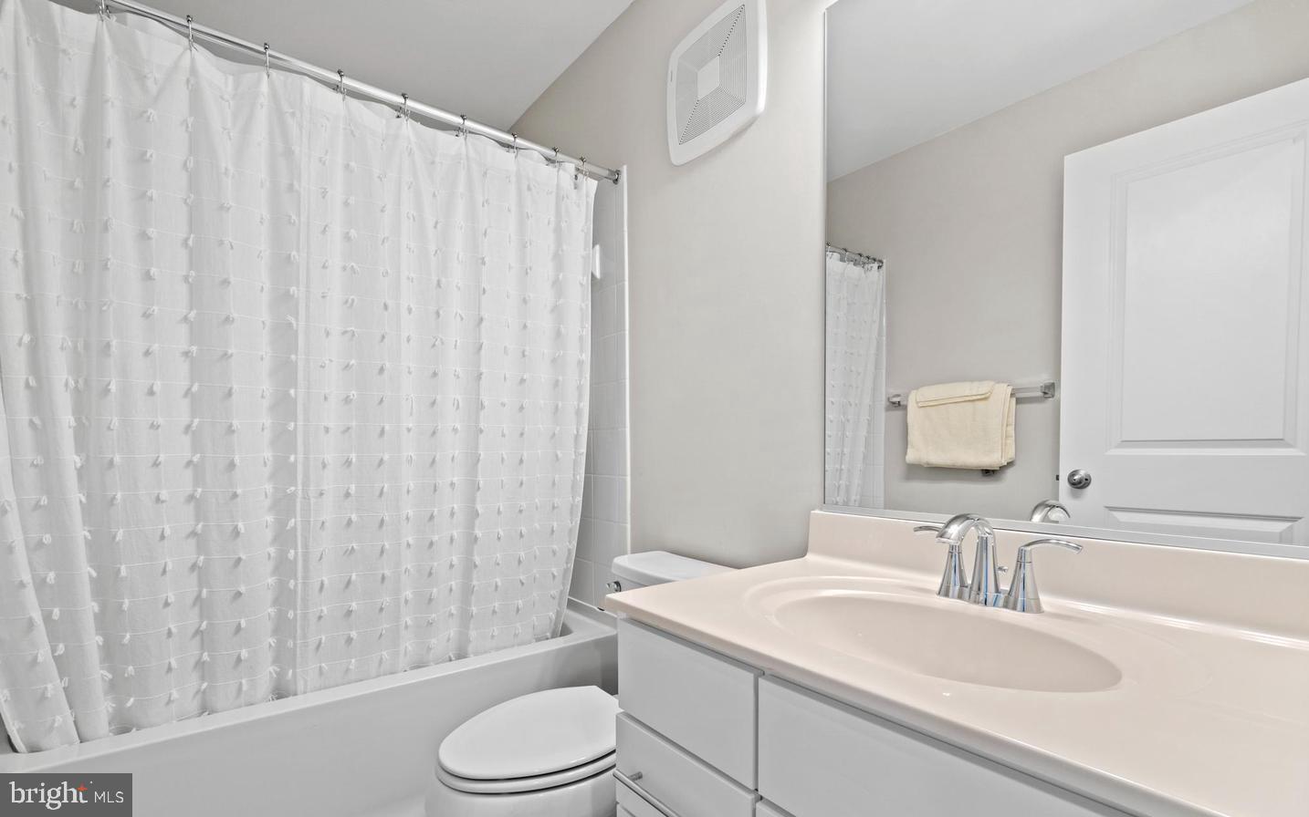 HAMPTON SQUARE CONDOMINIUMS - Residential Lease