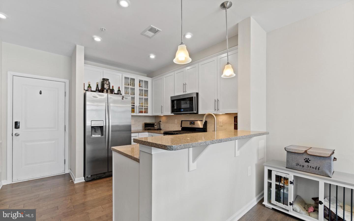 HAMPTON SQUARE CONDOMINIUMS - Residential Lease