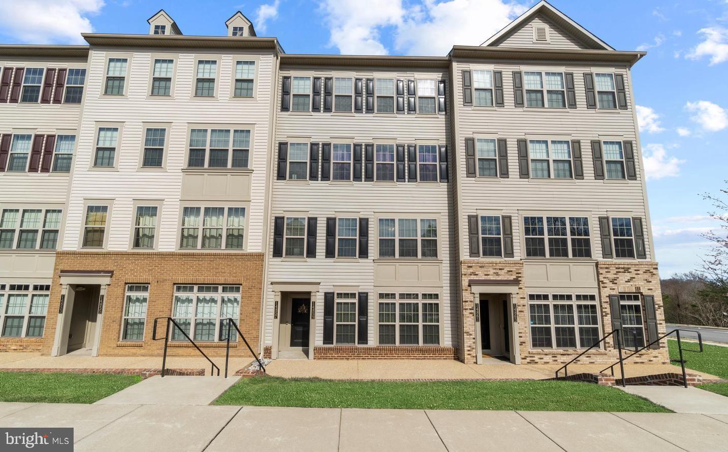 HAMPTON SQUARE CONDOMINIUMS - Residential Lease