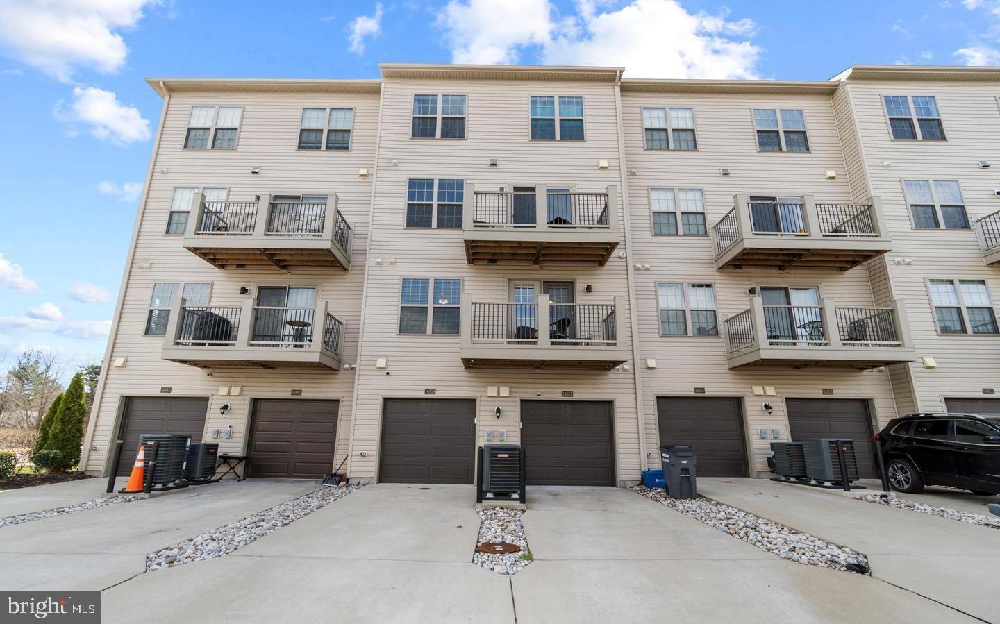 HAMPTON SQUARE CONDOMINIUMS - Residential Lease