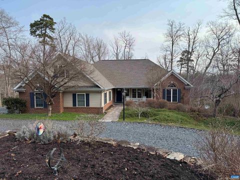 24 FLEETWOOD DR PALMYRA VA 22963