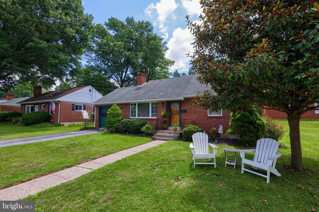 Photo of 412 E BAINBRIDGE ST, ELIZABETHTOWN, PA 17022 (MLS # PALA2037628)