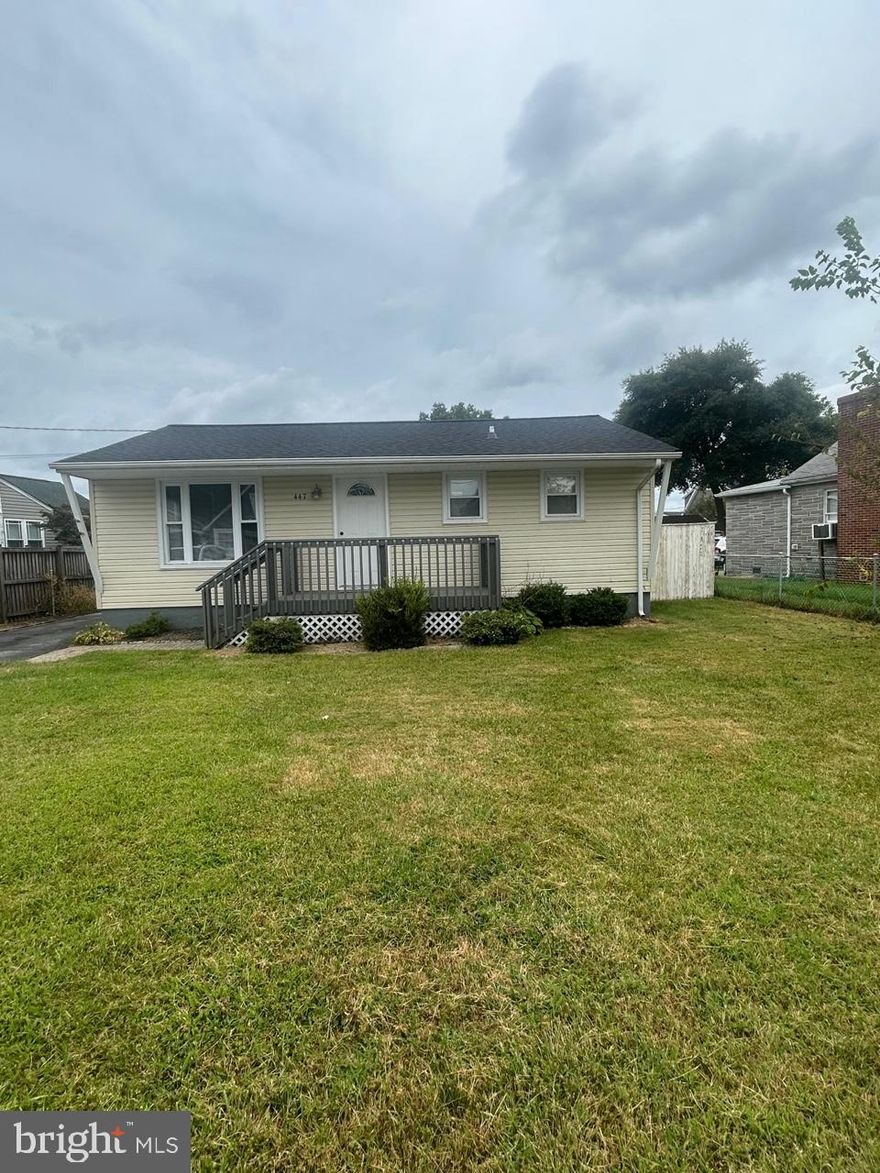 Welcome to Carvel Beach Road! This beautiful property has surrounding water views, and is a quick walk to the water! Pets accepted on case by case basis. Landlord prefers long term tenants.