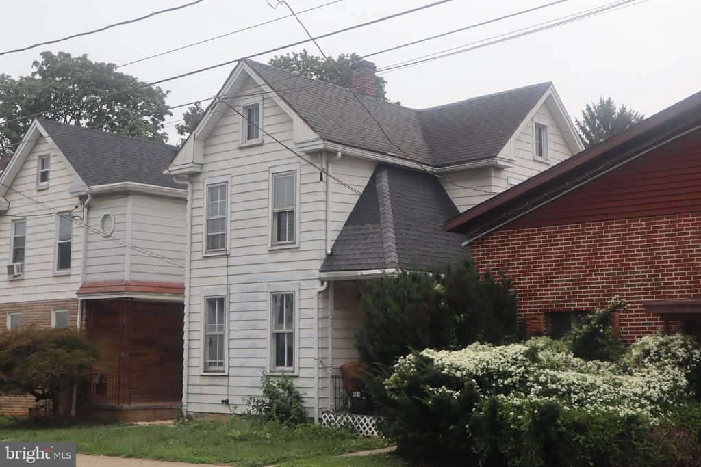 Photo of 484 E E Washington St, CHAMBERSBURG, PA 17201 (MLS # PAFL2030980)