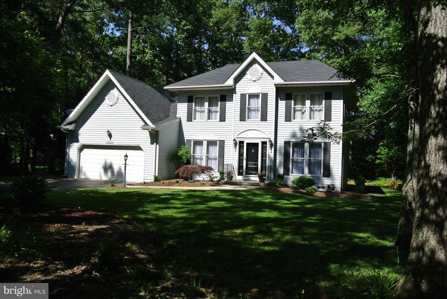 METICULOUSLY MAINTAINED COLONIAL NESTLED ON .50 ACRES W/MATURE TREES & A SHORT WALK TO POOL/REC CENTER! OPEN FLOOR PLAN FEATURES GLEAMING GRANITE COUNTERS, RICH CABINETS, HARDWOOD FLOORS,FAMILY ROOM LEADING TO DELIGHTFUL SUN ROOM, HUGE MASTR SUITE W/HARDWOOD FLOORS, WALK-IN CLOSET & DELUXE BATH W/SEPARATE SHOWER & SOAKING TUB. FORMAL LIVING/DINING RMS AND AWESOME LAUNDRY/MUD ROOM W/TONS OF STORAGE